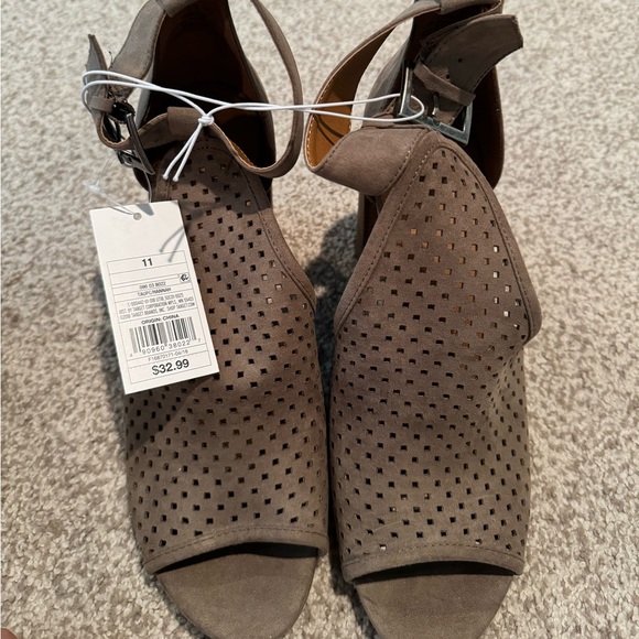 Women’s heels new with tags - Picture 1 of 3